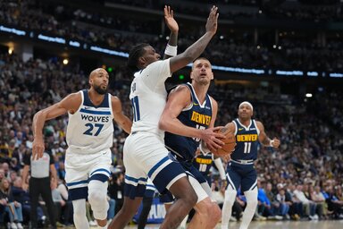Nikola Jokić (labdával) a legjobbkor vette kezébe az irányítást (Fotó: Beta/AP)