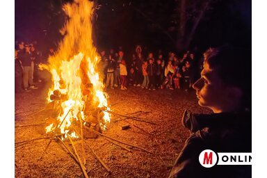 Idén is szép számú pacséri és környékbeli volt kíváncsi a tábortűzre az Akácosban (A szerző felvétele)