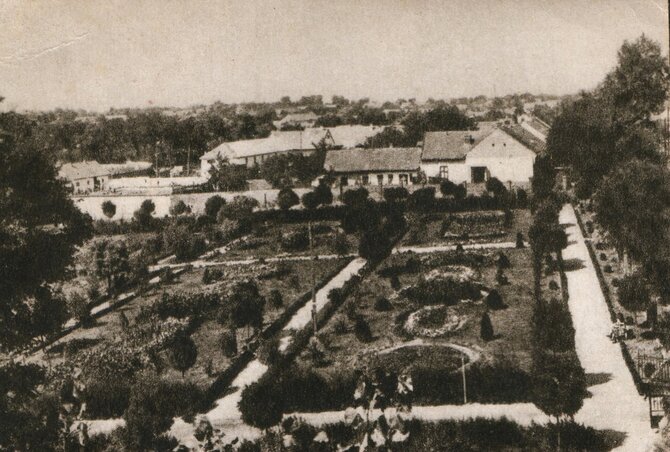 Amikor még kertészek gondoskodtak a park virágágyásairól az 1960-as években (Forrás: www.delcampe.net)