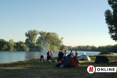 Sok zentai az előző évekhez hasonlóan, az idén is a várostól mintegy 3 km-re lévő Halászcsárda üdülőtelepen, rostélyozva, bográcsos ételt készítve majálisozott (Fotó: Homolya Horváth Ágnes)