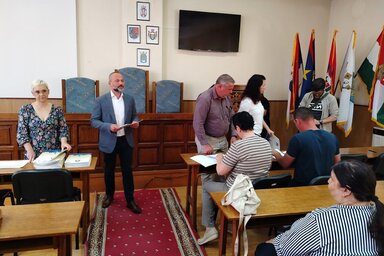 A szerződések aláírásán. A legnépszerűbb pályázati kiírás az a napelemek telepítésére vonatkozó volt, de sokan pályáztak nyílászárók cseréjére, valamint hőpumpák beépítésére is (Tóth Péter f