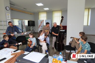 Versendi Kovács József mohácsi tamburástól tanulhattak a ifjú zenészek (Fotó: Csincsik Zsolt)