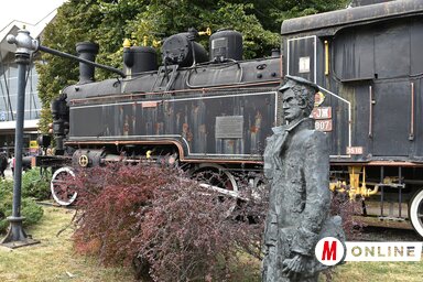 Az 1925-ben gyártott MÁV gőzmozdony Újvidék ipari és közlekedési fejlődésének állított emléket a vasútállomás épülete előtt 38 éven keresztül (Fotó: Ótos András felvétele)