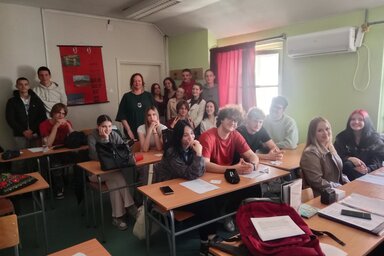Csík Mónika, az elsősök és a harmadikosok (Fotó: Habram Judit)