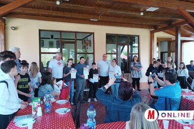 Az idei Magyarságismereti vetélkedő kishegyesi nyertesei átvették az ajándékutalványokat a VANCSESZ elnökétől (Kazinczy Paszterkó Diana felvétele)
