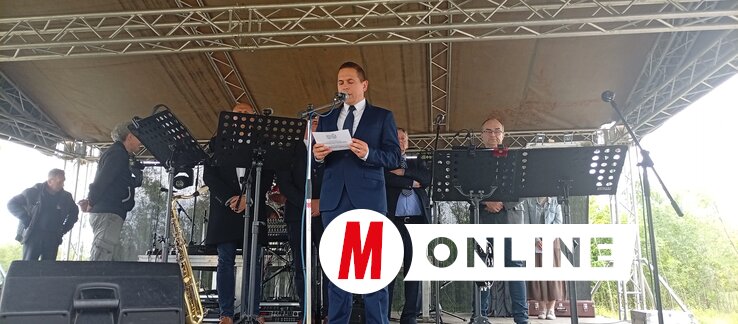 A sportpályán Ótott Róbert, a tartományi kormány alelnöke köszöntötte az egybegyűlteket  (Fotó: Ótos András)