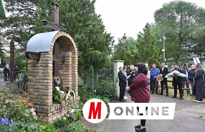 Az első telepesek emlékkeresztjénél Tóth Ramóna a Magyar Nemzeti Tanács nevében helyezte el az emlékezés virágait  (Fotó: Ótos András)