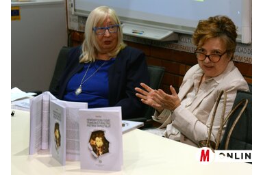 Hózsa Éva és Toldi Éva a könyvbemutató beszélgetésén az újvidéki Magyar Tanszéken (Fotó: Dávid Csilla)