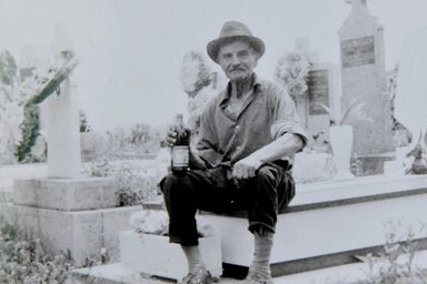 Kis Lukács János sírásó 1985-ben (családi archívum)