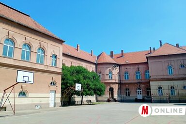 Az iskola udvara is a régi szépségét mutatja, új köntösben (Fotó: Bajić Jenei Klementina felvétele)