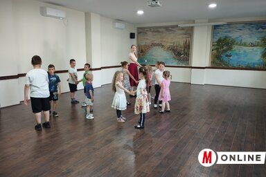 A felújított teremben próbálnak a kis néptáncosok (Kancsár Izabella felvétele)