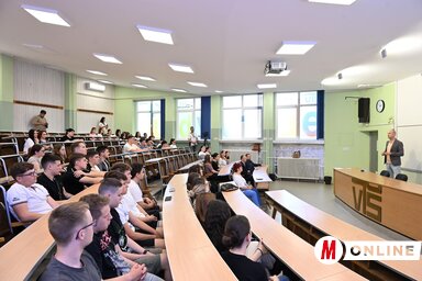 A középiskolások nagy érdeklődéssel figyelték Fürstner Igor beszámolóját (Molnár Edvárd felvétele)