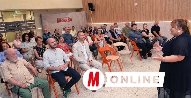 A Magyar Szó-ház konferenciatermébe olyanok is eljöttek, akik nem értik nyelvünket, csak azért, hogy kezet
szoríthassanak egykori kollégánkkal (Fotó: Dávid Csilla felvétele)