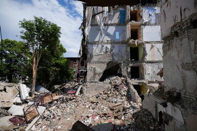A sztarobilszki pedagógiai szakközépiskolát ért éjjeli csapássorozat következtében 21 tizenéves tanuló életét vesztette, 42 pedig megsebesült (Fotó: Beta/AP)