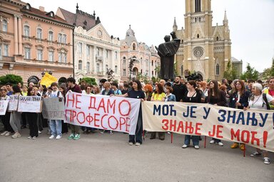A diákok, a szüleik és a tanáraik a Jovan Jovanović Zmaj Gimnáziumban kialakult helyzet miatt tiltakoznak (Fotó: Beta)