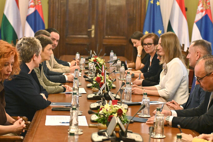 Ana Brnabić, a szerbiai képviselőház és Forsthoffer Ágnes, a magyar Országgyűlés elnöke a megbeszélésen (Ótos András felvétele)