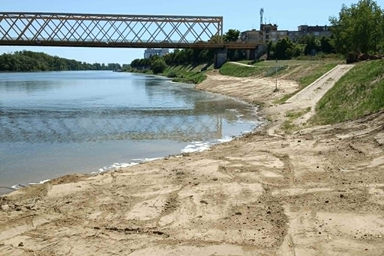 A Tisza partjára hamarosan kikerülnek a napernyők is (kgn felvétele)