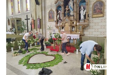 A moholi templomban öt virágszőnyeget készítettek az asszonyok (Csincsik Zsolt felvétele)