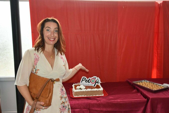 Szili Zsuzsanna a programot ünneplő ajándék tortával