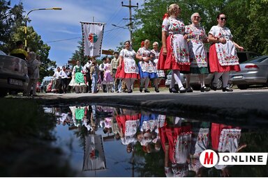 Felvonulással kezdődött a 62. Gyöngyösbokréta és a 49. Durindó (Fotó: Molnár Edvárd felvétele)