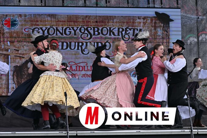 Színpadon a Talentum ifjúsági táncegyüttes (Fotó: Molnár Edvárd felvétele)