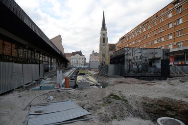 A belváros szívét keresztülszelő Modena utcában pontosan 4 évvel ezelőtt kezdődött a mélygarázs építése (Fotó: Dávid Csilla-Szeli Balázs)