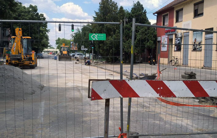 A Kiszácsi utca is különösen forgalmas útvonal, teljes forgalomkorlátozás van érvényben már hónapok óta, a korábbi bejelentés szerint május 15-ig kellett volna befejezni a csatornázást.