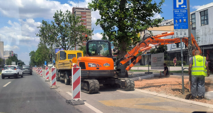 A Felszabadulás sugárút mentén már hosszú évek óta parkolóhely-felújítási munkálatok folynak, szakaszosan. Ha nem a munkagépek állnak a „villogósávban”, akkor polgártársaink használják megállósávként. Így a hatsávos sugárút eleve már csak négysávos.