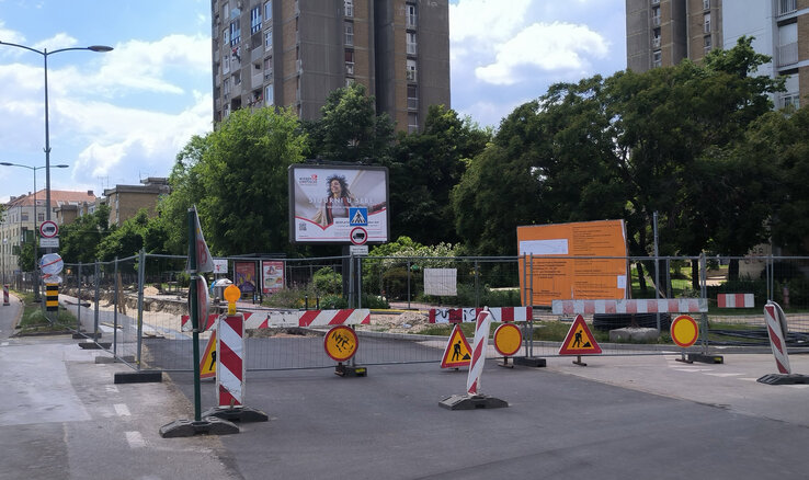 A rakpart sem autózható, pontosabban csak egy irányban – a városból kivezető útvonalon. Az autósok morognak, mert a nem felásott sávot szerintük használhatnák „váltakozó üzemmódban” is, azaz úgy, hogy egy alkalmi villanyrendőr jelezné a forgalom irányát. Ehelyett azonban inkább a teljes forgalomkorlátozás mellett döntött a hatóság.