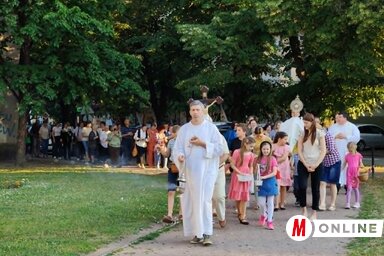 Vasárnap a kora esti órákban Zentán is körmenetet rendeztek az Úrnapja alkalmából (Fotó: Horváth Zsolt felvétele)