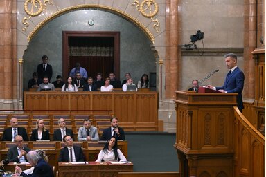 MTI/Magyar Péter miniszterelnök történelmi jelentőségűnek nevezte a törvénycsomagot