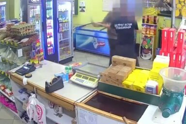 A maszkos elkövető késsel követelt pénzt az üzlet alkalmazottjától, de egy tűzoltó gyors fellépésének köszönhetően nem jutott zsákmányhoz (Fotó: Printscreen/Instagram MUP Srbije)