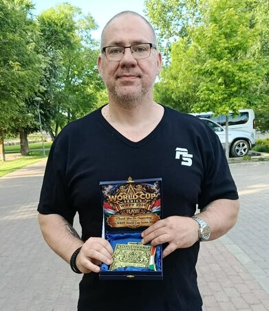 Mihájlovits Miklós az elismeréssel