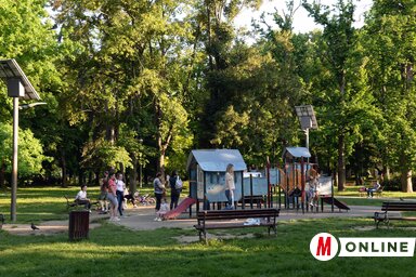 A városvezető elmondta, hogy zajlik a park szépítése és felújítása, a munkálatplatform részeként hamarosan látványos elemmel gazdagodhat a közkedvelt zöldterület (Fotó: Dávid Csilla)
