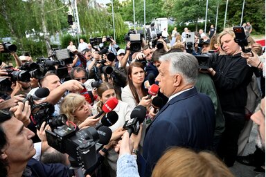 A Fidesz tisztújító kongresszusára érkező Orbán Viktor pártelnök nyilatkozik a Budapest Kongresszusi Központ előtt (Fotó: MTI)