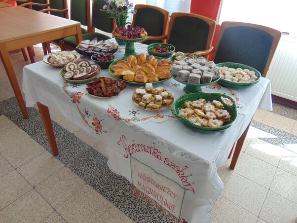 A magyarcsernyei Nőszervezet és Kézimunka Szakkör díszített asztala lett a legszebb