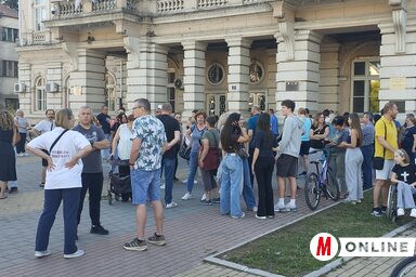 A községháza előtti támogatói megmozduláson számos polgár gyűlt össze (Fotó: Kancsár Izabella)