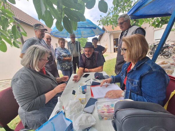 Az egészségügyi csapat vércukorszintet és vérnyomást mért