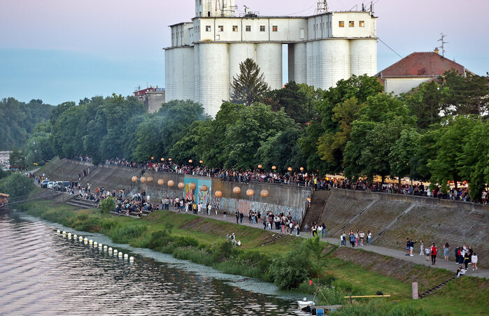 A Tiszavirág Fesztivál Zenta nyárindító programja, évek óta tömegeket vonz a Tisza-partra