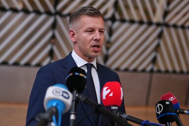 Célnak Magyar Péter azt nevezte, hogy ennek az eljárásnak a következtében nehogy vissza kelljen fizetnie uniós pénzeket az országnak, vagy nehogy ne utalják el azokat (Fotó: Beta/AP)