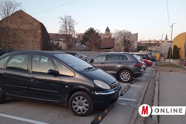 A Szerb Nemzeti Színház melletti parkolótéren az óránkénti parkolás díja a jelenlegi 80 dinárról 100 dinárra emelkedik (Fotó: Szeli Balázs felvétele)