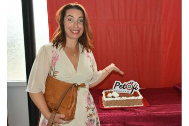 Szili Zsuzsanna a programot ünneplő ajándéktortával (Fotó: Pelt Ilona)