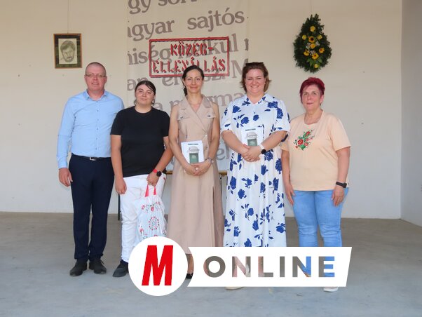 A Közegellenállás riportpályázat díjazottjai Komáromi Róberttel és Tóth Líviával (Fotó: Csincsik Zsolt felvétele)