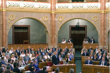 MTI/Szigetváry Zsolt/Magyar Péter miniszterelnök felszólalása az Országgyűlés rendkívüli ülésén