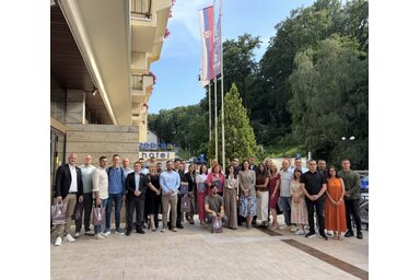 Csoportképen a támogatott projektek képviselői (Fotó: Óbecse község Ifjúsági Irodája)