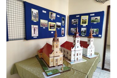 Damján Zsolt elkészítette mindhárom bajsai templom makettjét / Fotó: Tóth Péter