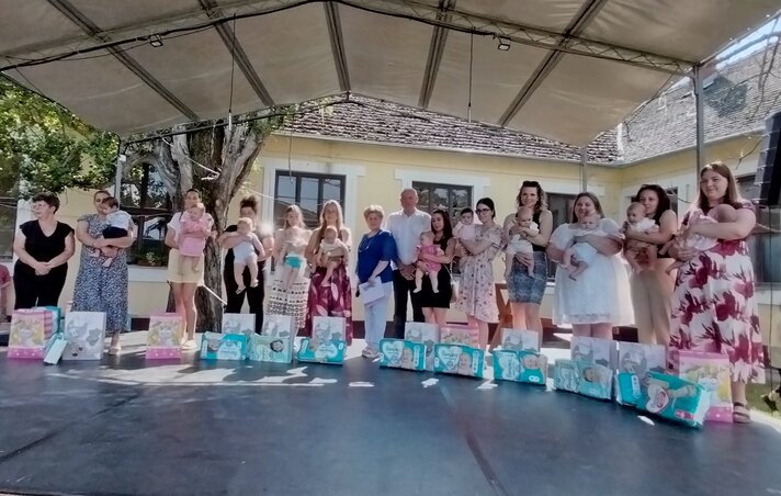 Az elmúlt évben született babák családját megajándékozták