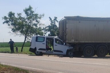 Az autó eleje teljesen összetört a balesetben (Horváth Attila felvétele)