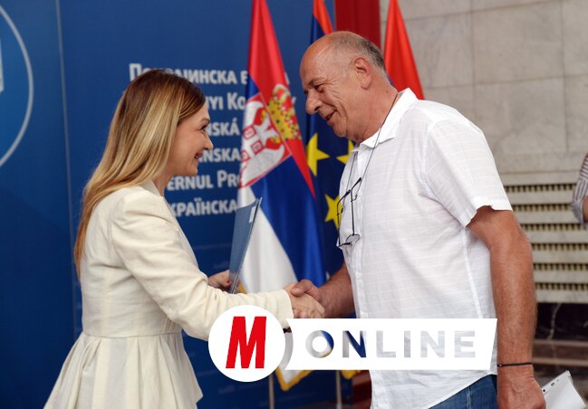 Ivana Pejović Ševrt átnyújtja a támogatói szerződést Predrag Bajilónak (Fotó: Dávid Csilla)