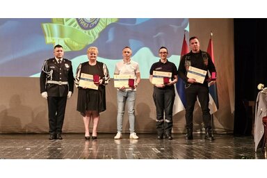Az elismerés átvételekor, balról a negyedik Karality Anita